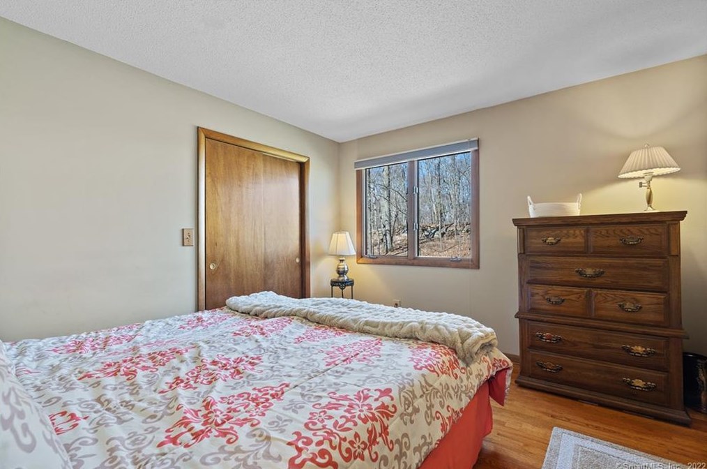 129 Peck Hl Rd, New Haven CT 06525-1009 exterior