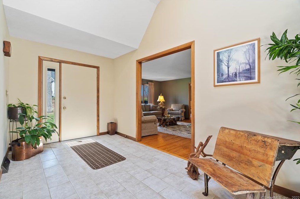 129 Peck Hl Rd, New Haven CT 06525-1009 exterior