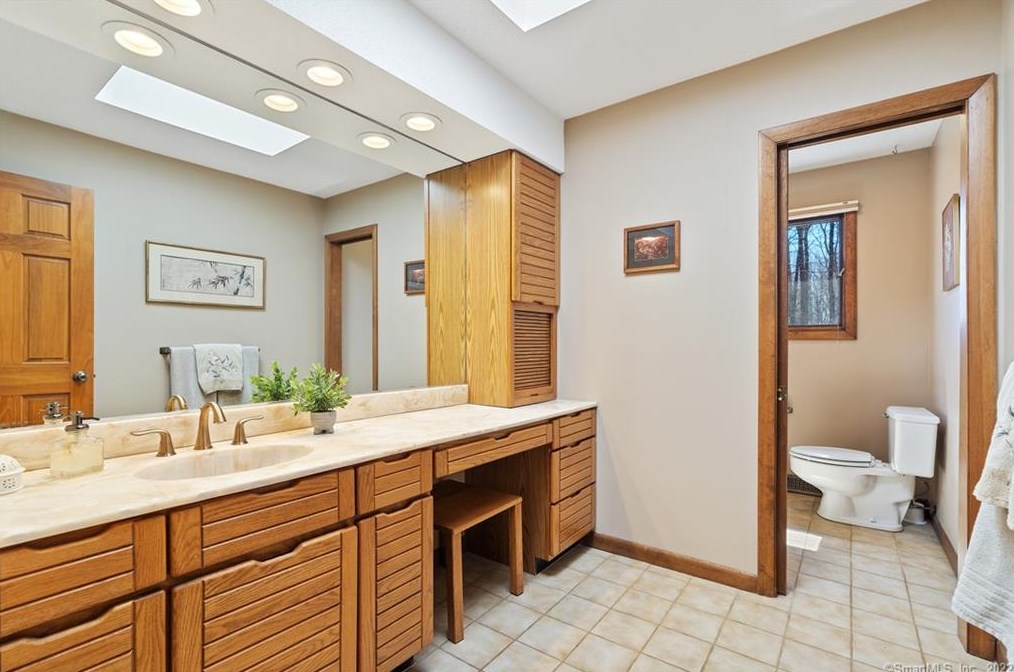 129 Peck Hl Rd, New Haven CT 06525-1009 exterior