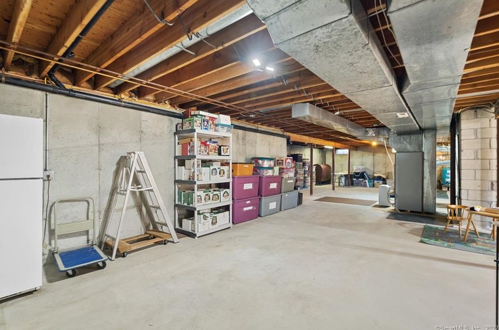 129 Peck Hl Rd, New Haven CT 06525-1009 exterior