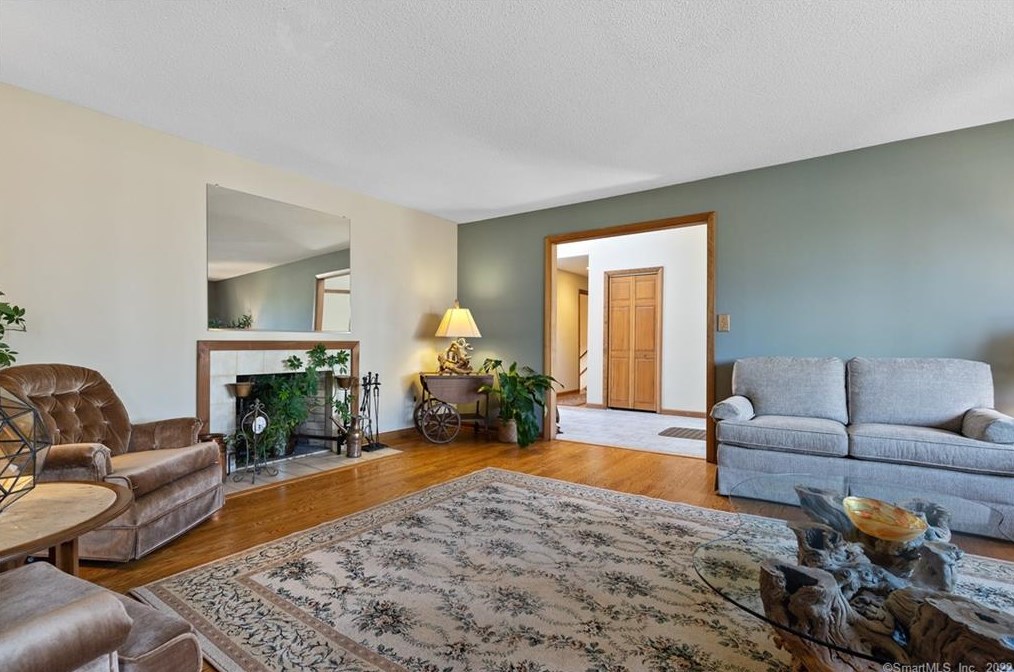 129 Peck Hl Rd, New Haven CT 06525-1009 exterior