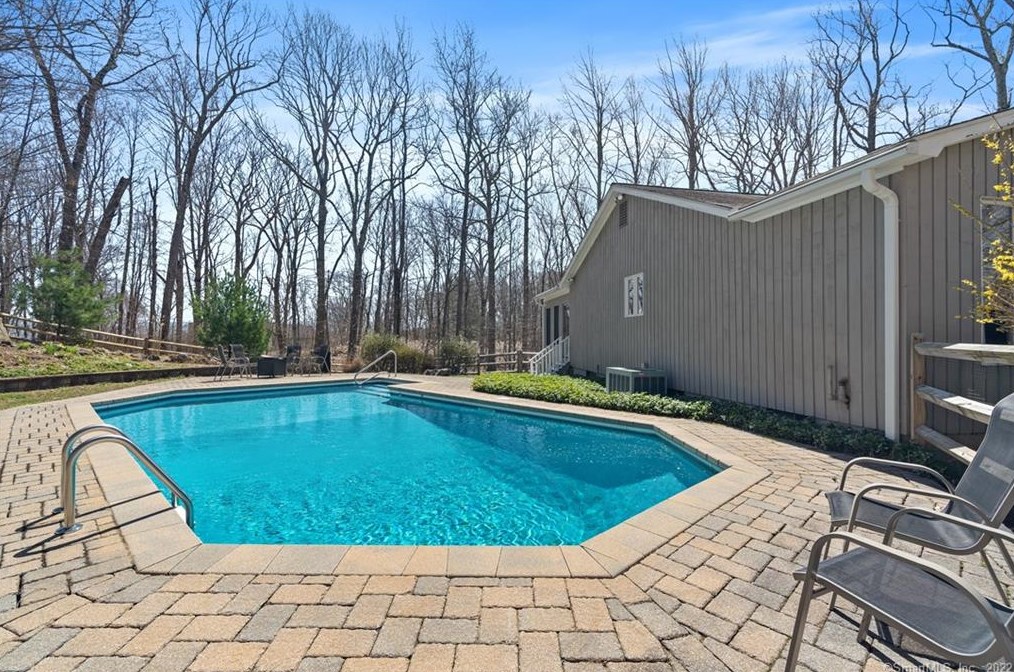 129 Peck Hl Rd, New Haven CT 06525-1009 exterior