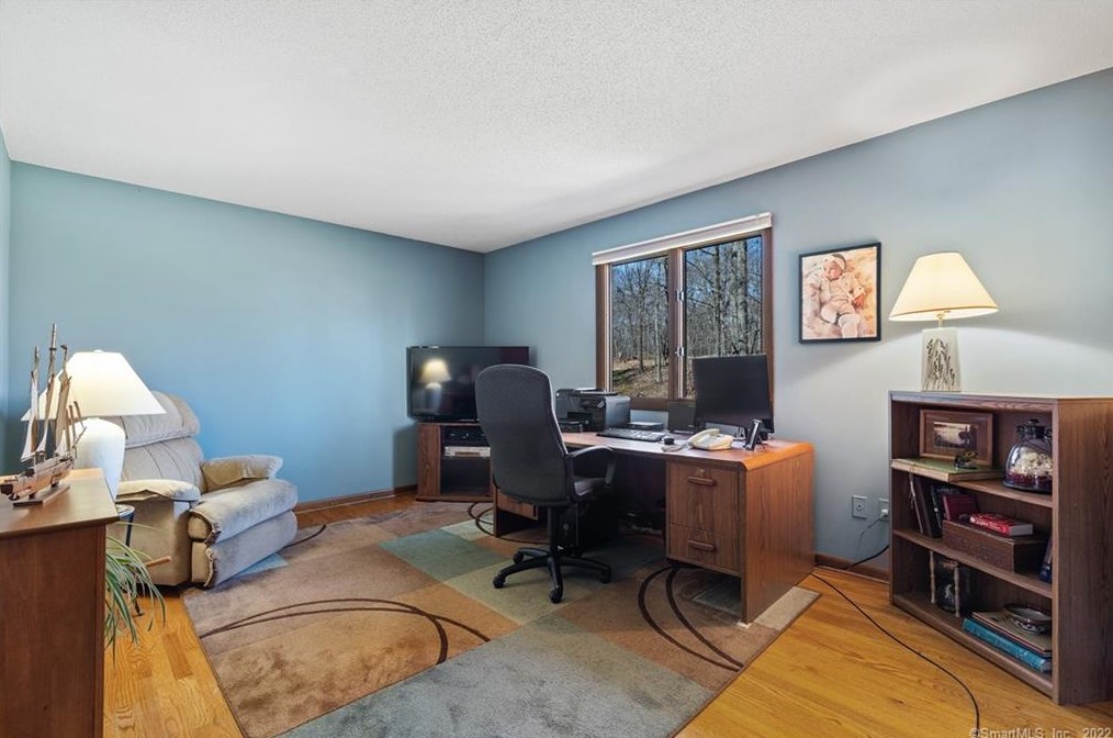 129 Peck Hl Rd, New Haven CT 06525-1009 exterior