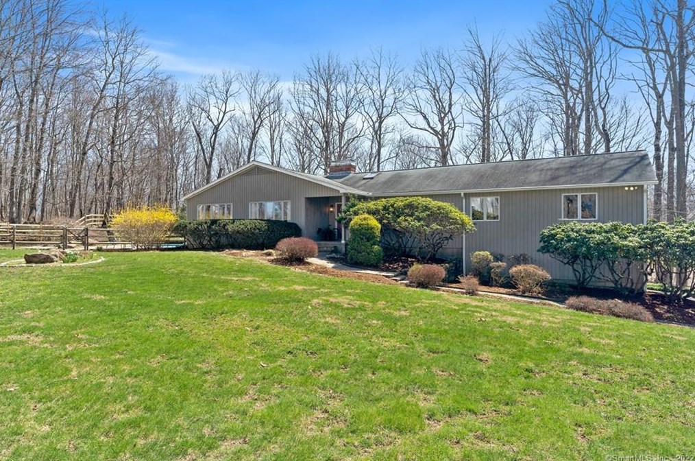 129 Peck Hl Rd, New Haven CT 06525-1009 exterior