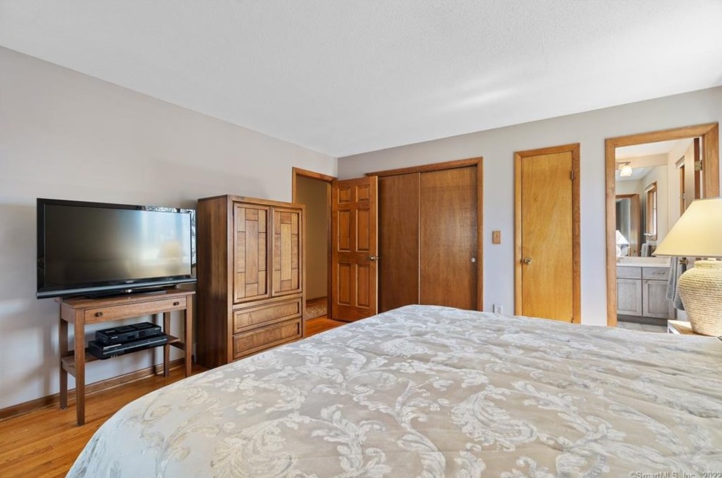 129 Peck Hl Rd, New Haven CT 06525-1009 exterior