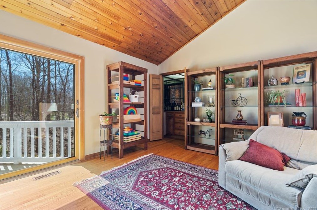 129 Peck Hl Rd, New Haven CT 06525-1009 exterior