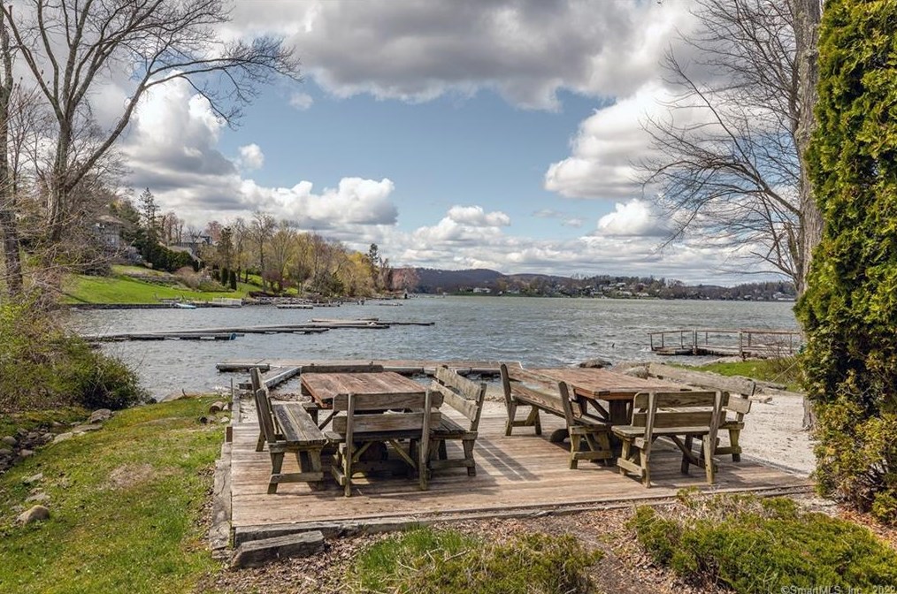 4 Premium Point Ln, Brookfield Center, CT 06804