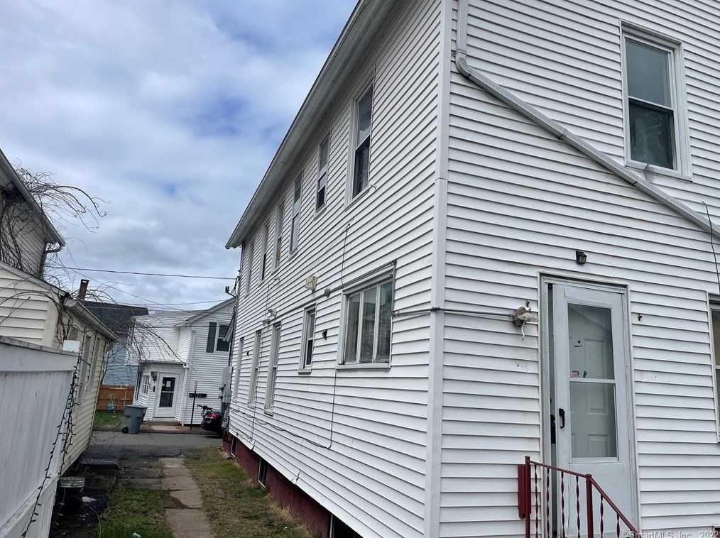 7 Wallace St, Enfield, CT 06082