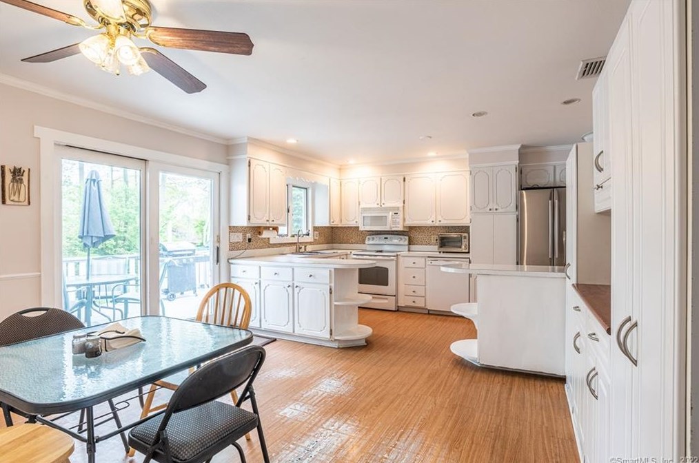 55 Den Rd, Stratford, CT 06614 exterior