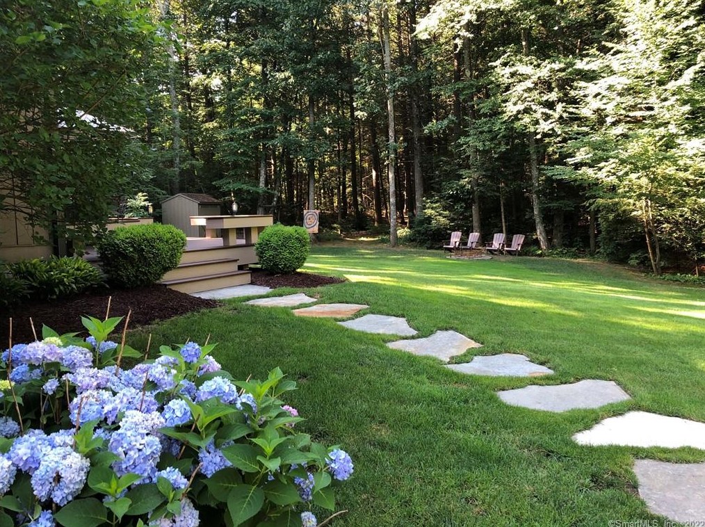 9 Trainor Dr, Simsbury, CT 06089-9614
