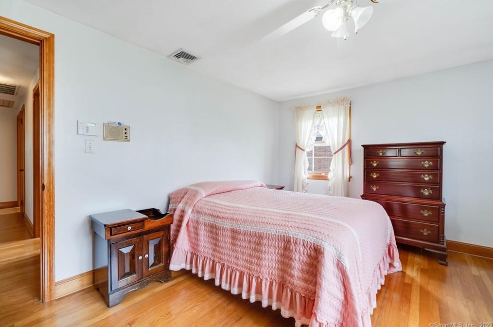 102 Crst St, Hartford CT 06109-2604 exterior