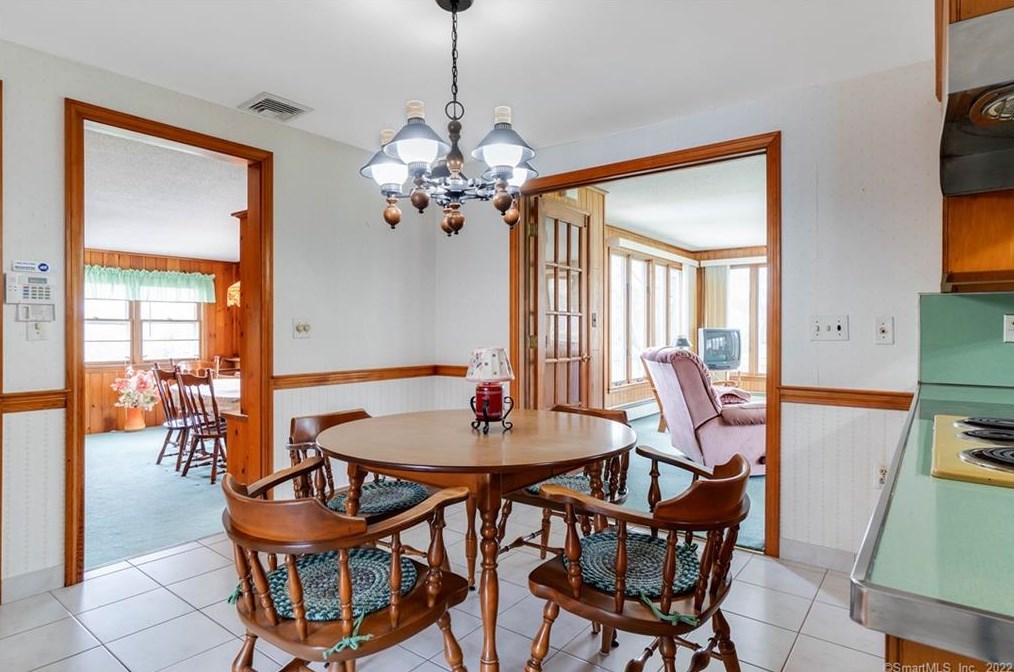 102 Crst St, Hartford CT 06109-2604 exterior