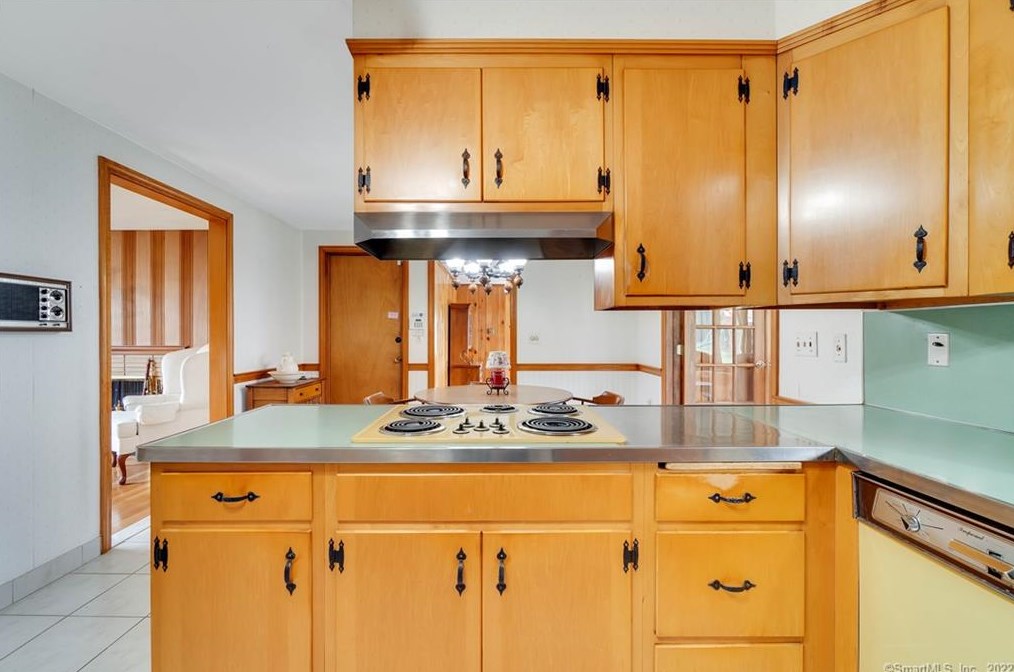 102 Crst St, Hartford CT 06109-2604 exterior