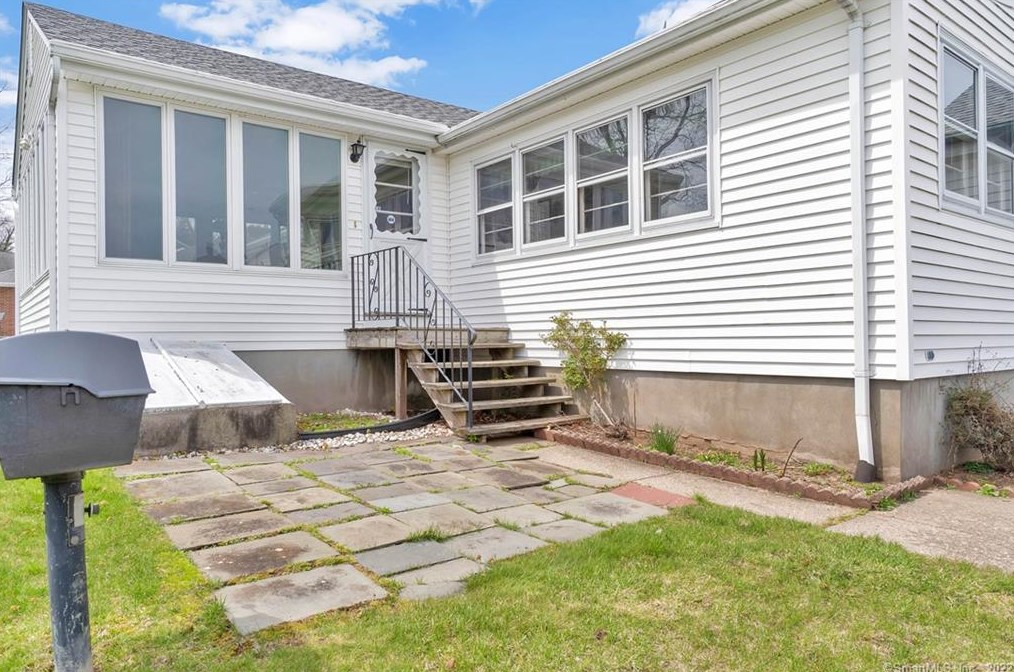 102 Crst St, Hartford CT 06109-2604 exterior