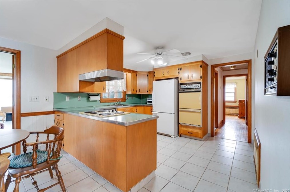 102 Crst St, Hartford CT 06109-2604 exterior