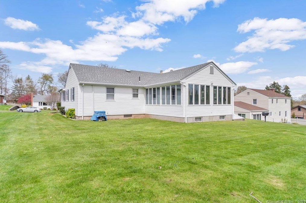 102 Crst St, Hartford CT 06109-2604 exterior