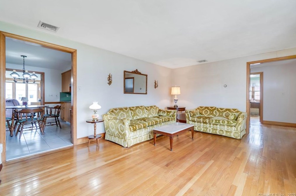 102 Crst St, Hartford CT 06109-2604 exterior