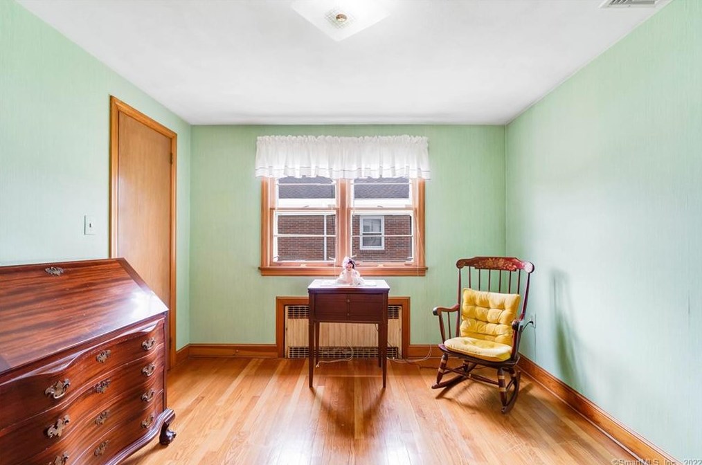 102 Crst St, Hartford CT 06109-2604 exterior