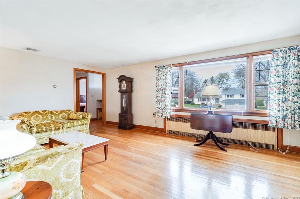 102 Crst St, Hartford CT 06109-2604 exterior