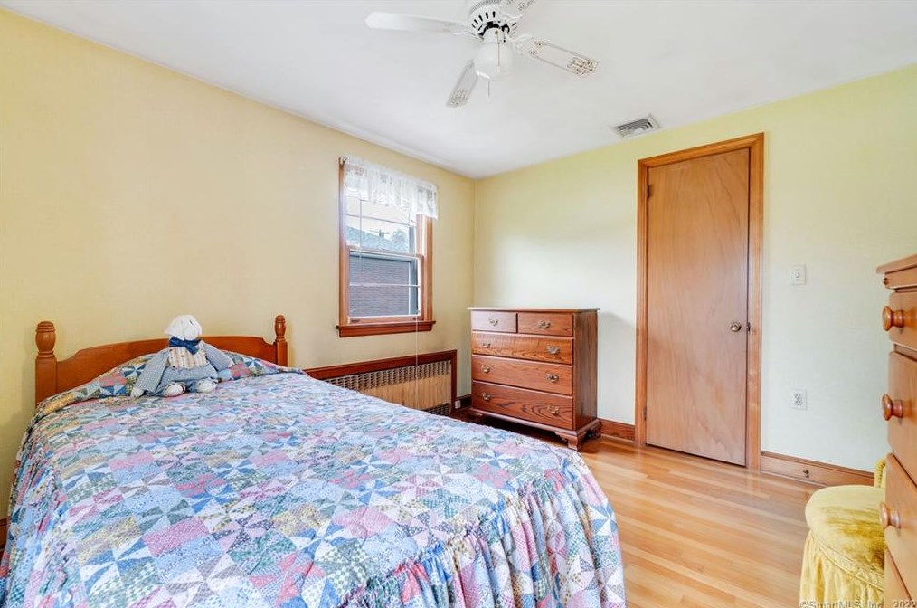 102 Crst St, Hartford CT 06109-2604 exterior