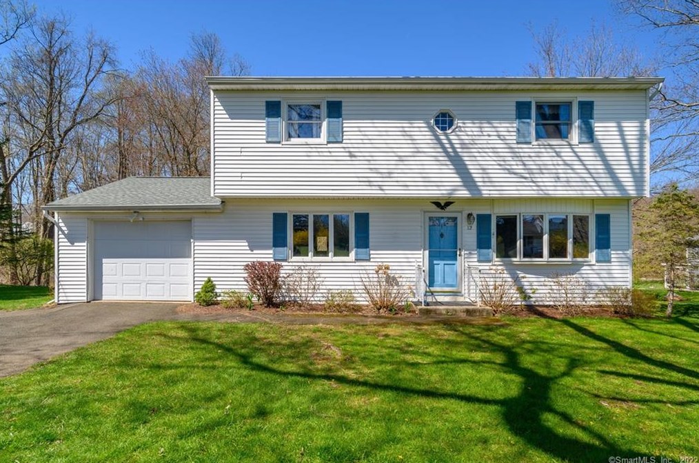 12 Schoolhouse Dr, Danbury, CT 06811