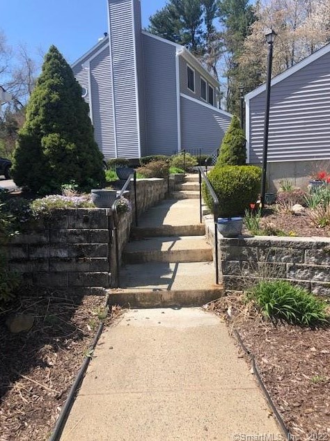 701 Golf Dr, New Haven, CT 06512-1486