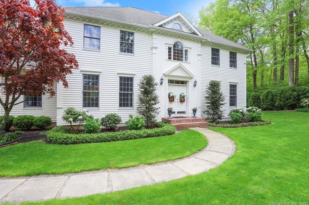 7 Oak Ridge Dr, Newtown, CT 06470