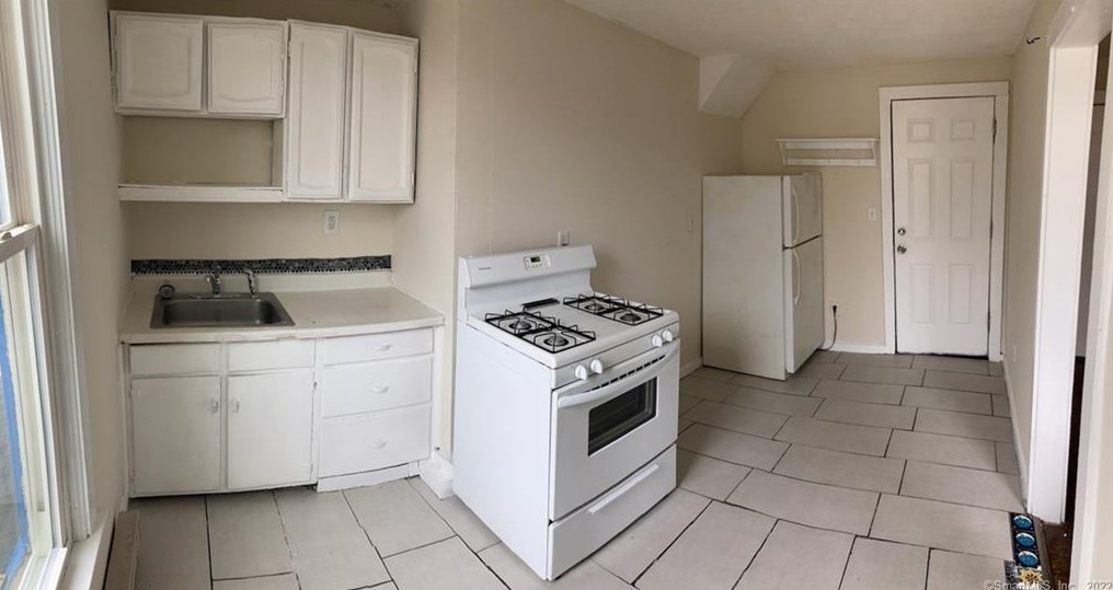13 Spring St #2-c, Chestnut Hill, CT 06226