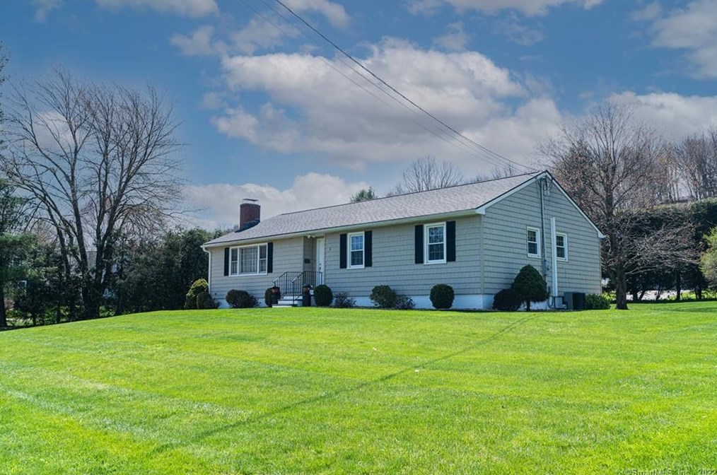 7 Warwick Rd, Watertown, CT 06795-1810