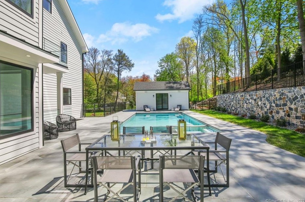 6 Meadowbrook Ln, Westport CT  06880-3928 exterior