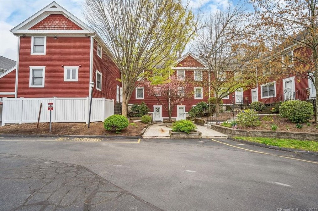 7 Dean St #2-203, Danbury, CT 06810