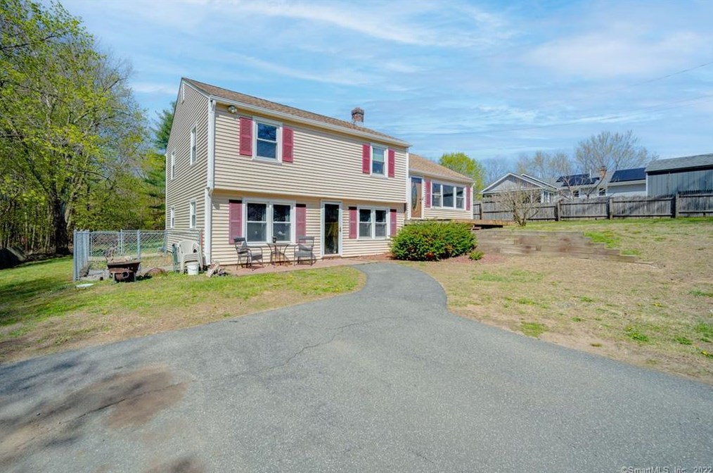 35 Halladay Dr, Suffield, CT 06093