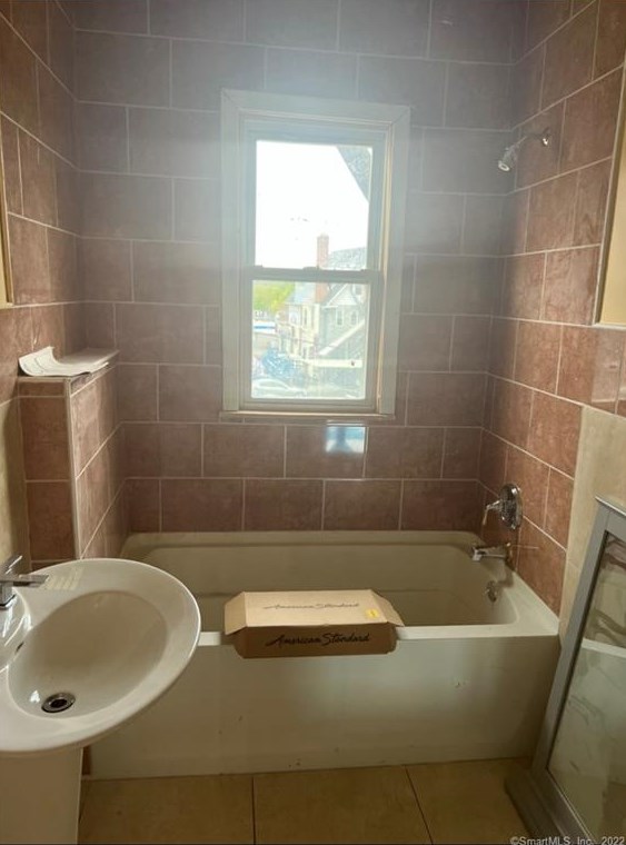 7 Oakland Ter, Hartford CT 06112-2347 exterior