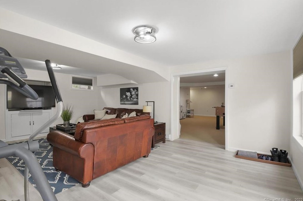 25 Bulkley Ave, Westport CT 06880-4110 exterior