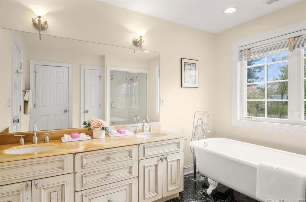 25 Bulkley Ave, Westport CT 06880-4110 exterior