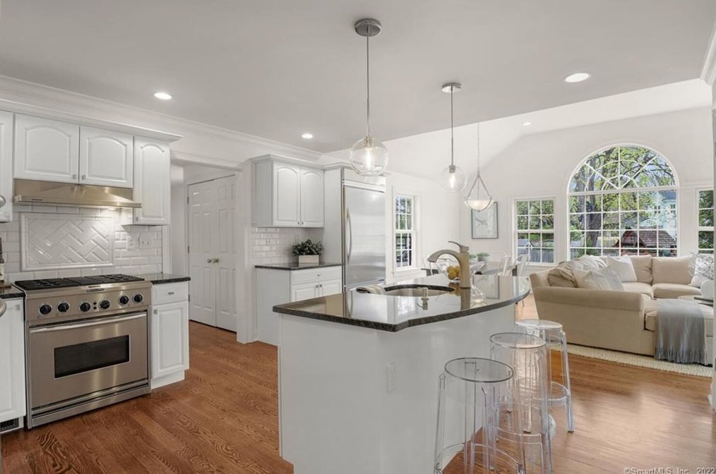 25 Bulkley Ave, Westport CT 06880-4110 exterior