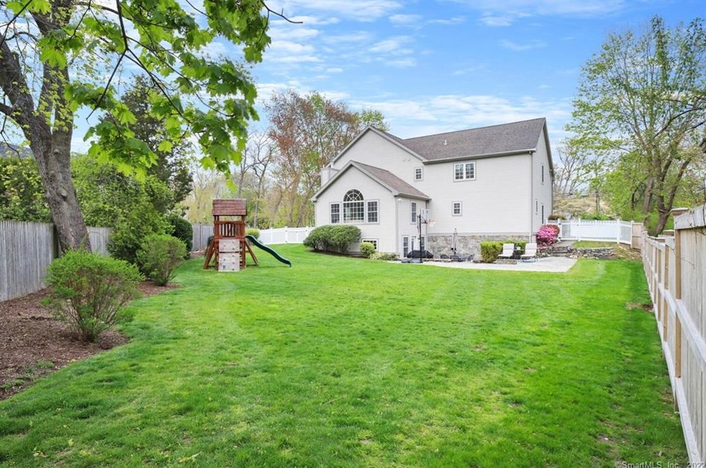 25 Bulkley Ave, Westport CT 06880-4110 exterior