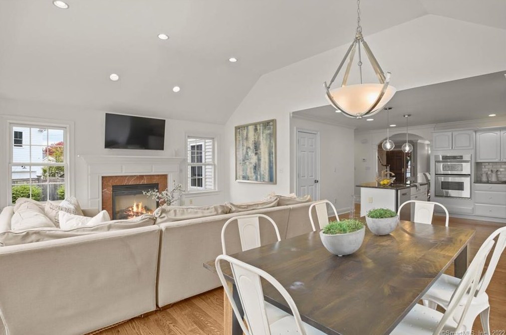 25 Bulkley Ave, Westport CT 06880-4110 exterior