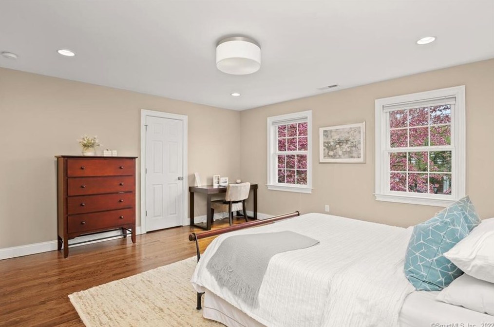 25 Bulkley Ave, Westport CT 06880-4110 exterior