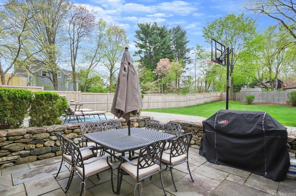 25 Bulkley Ave, Westport CT 06880-4110 exterior