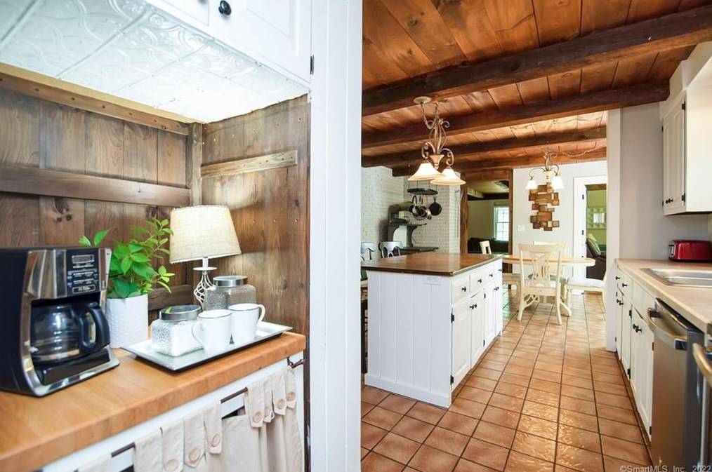 57 Old Kent Rd, Tolland CT 06084-3742 exterior