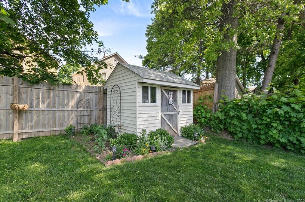 122 Burnham St, Hartford CT 06108-1005 exterior