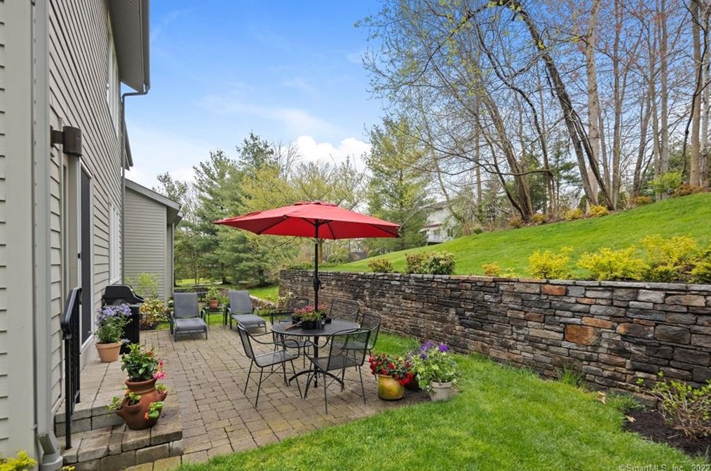 19 Thistle Holw, Avon CT  06001-3960 exterior