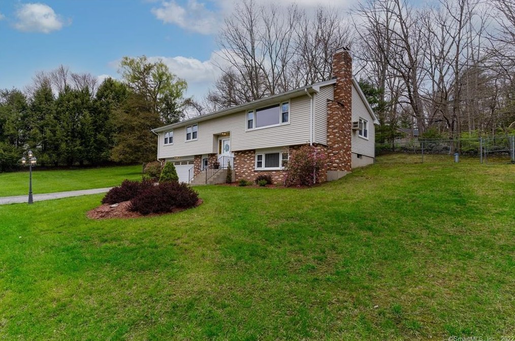 2 Fieldstone Ln, Northville, CT 06776-5329