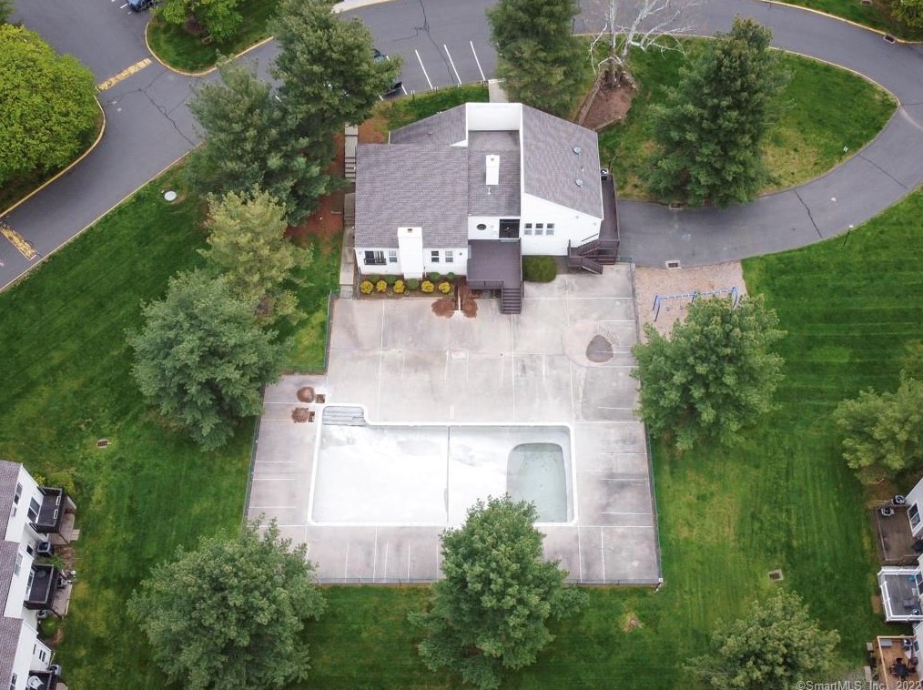 122 Salem Dr, Cromwell CT  06416-1237 exterior