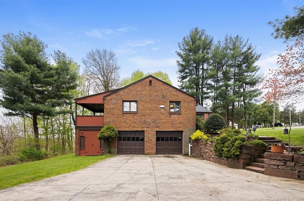 32 Skyline Dr, Farmington CT 06032-2019 exterior