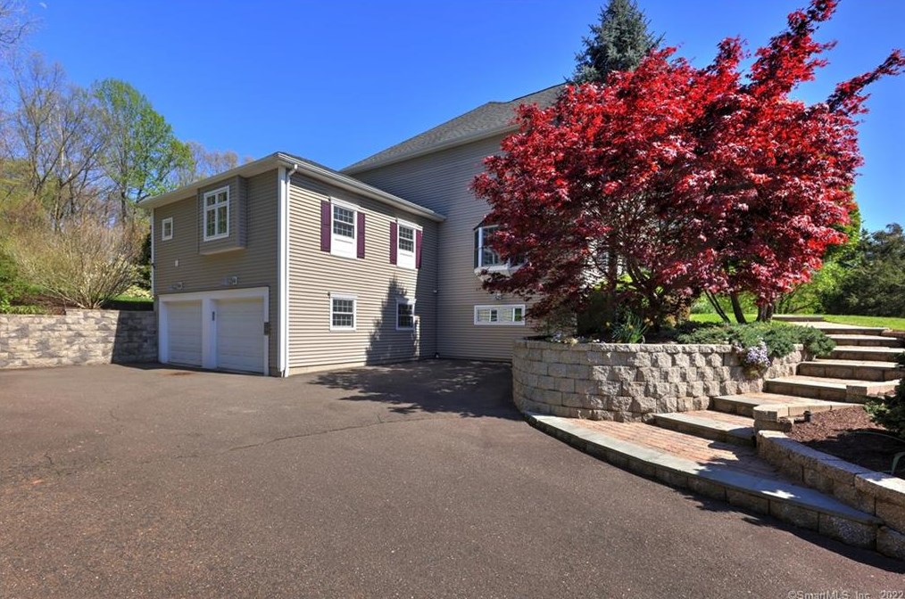 25 Hedgefield Ct, Orange, CT 06477