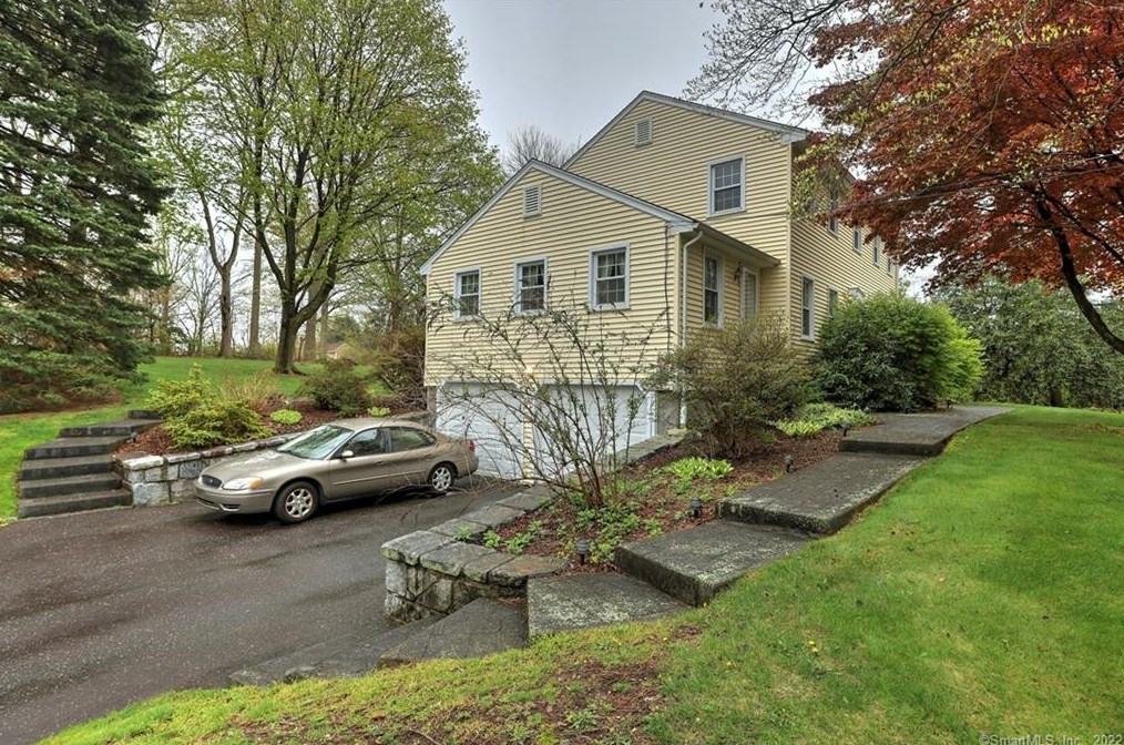 660 James Farm Rd, Stratford, CT 06614-1043