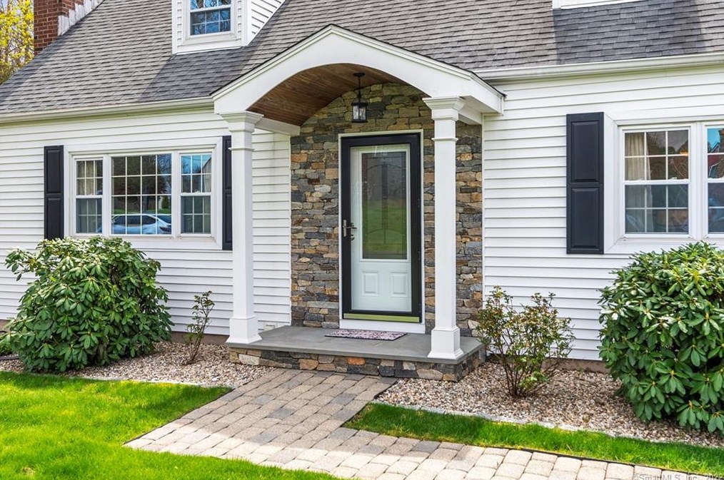 8 Winthrop Blvd, Cromwell, CT 06416-1259