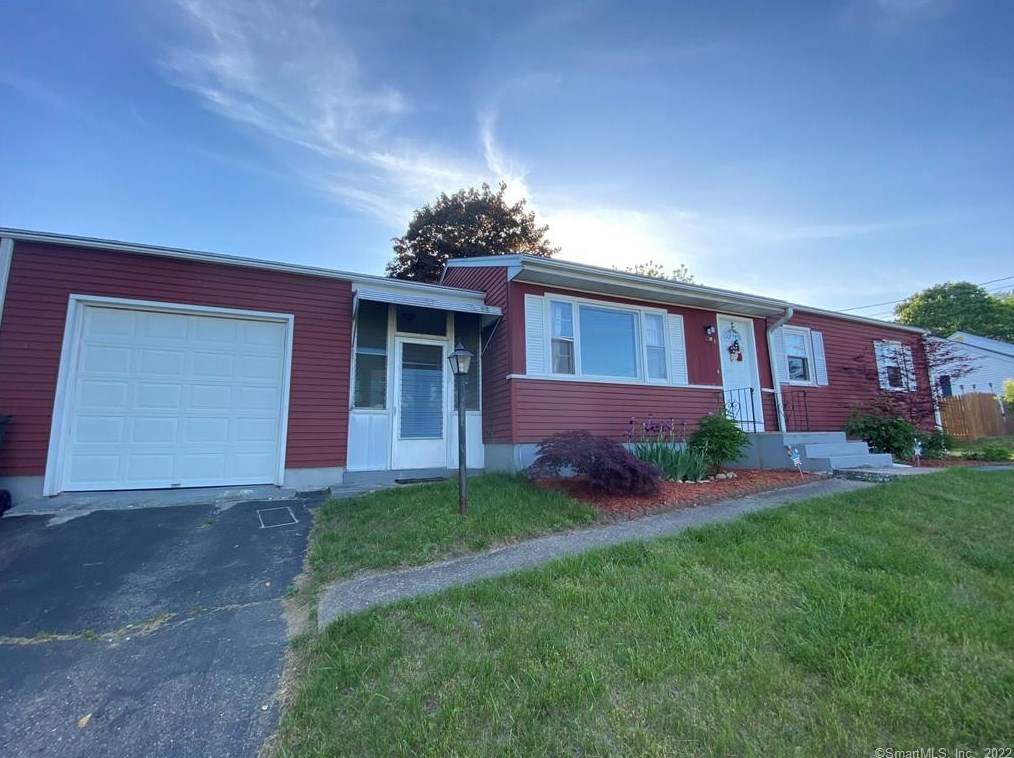 2 Paradise St, Chestnut Hill, CT 06226-1717